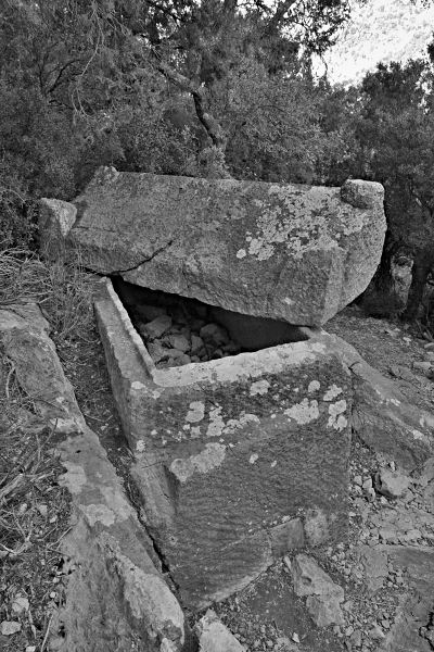 otevřená hrobka v kopci nekropole starověkého města Termessos