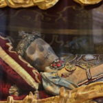 mumie ležící v rakvi