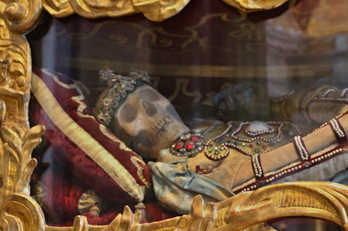 mumie ležící v rakvi