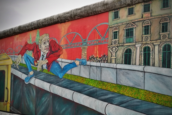 kresba člověka, jak překonává bariéru mostu