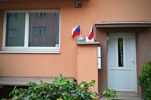 vlajková výzdoba u vchodu domu