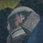 pilotka raketoplánu v helmě