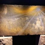 tajemná kamenná deska s prehistorickými reliéfy