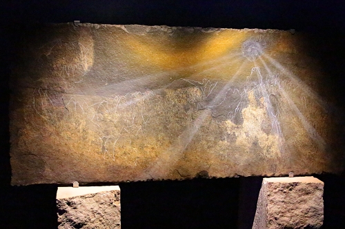 tajemná kamenná deska s prehistorickými reliéfy