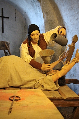 Figuríny představující mučení náléváním vody do žaludku