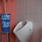Záchodové zátiší, pisoár s květináčem