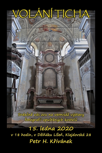 interiér opuštěného kostela oltář