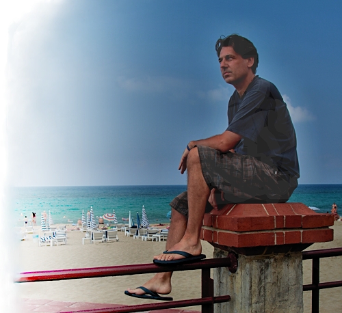sedící básník na sloupu u moře