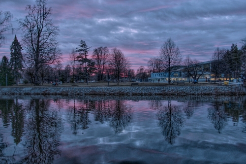 zrcadlení na řece za soumraku