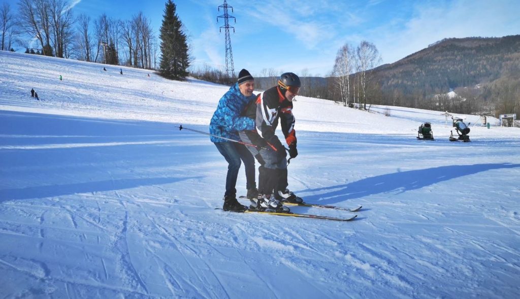 tandemové lyžování, dva sdílejí jedny lyže