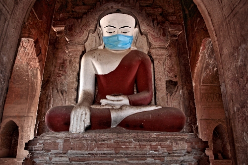 obrovská socha Budhy s rouškou