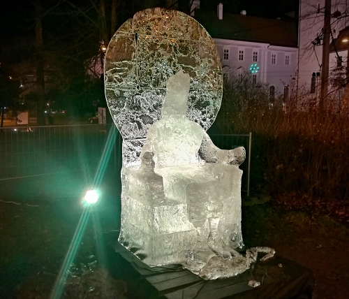 socha krále sedícího na trůnu z ledu