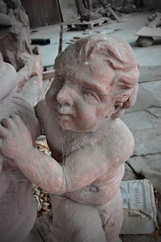 socha nahého chlapečka v lapidáriu