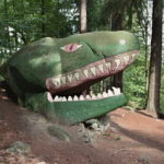 hlava draka s ostrými zuby namalována na kameni