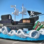 alegorický vůz pirátská loď vyrobena z květin