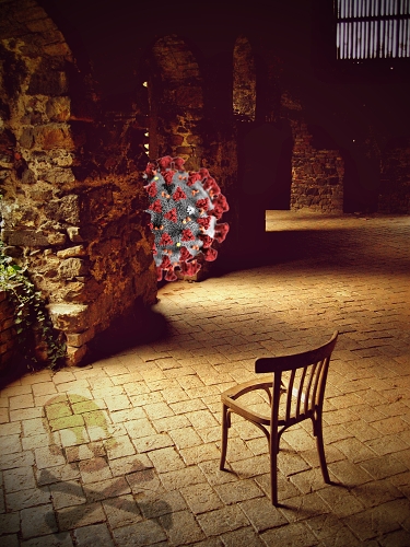 osamocená židle v tmavé chodbě s koronavirem