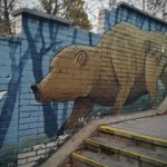 grafiti medvěda, zajíce a lišky na cihlové zdi