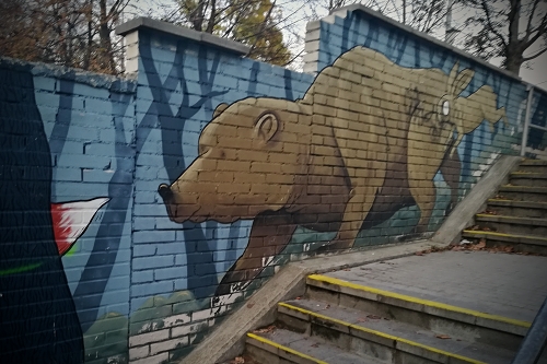 grafiti medvěda, zajíce a lišky na cihlové zdi