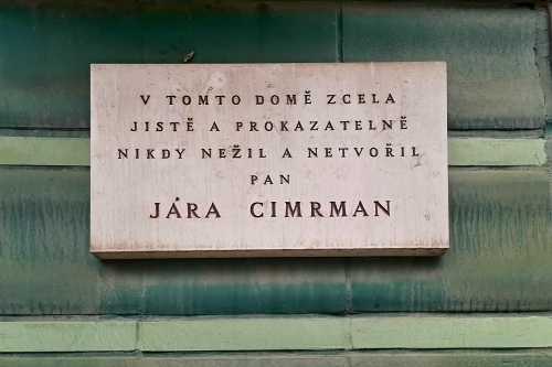 plaketa Járy Cimrmana na stěně zeleného domu