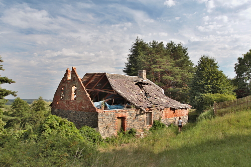 polorozbořený a zarostlý kamenný dům po babičce