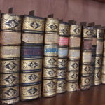 hřbety vzácných knih vyrovnaných v knihovně