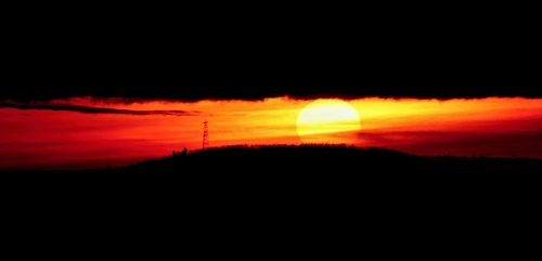 krvavý západ slunce za horizontem
