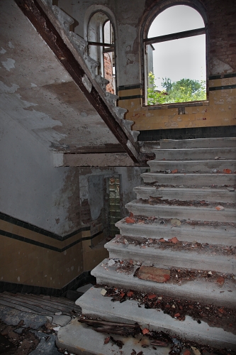 opuštěné rozbité schodiště plné prachu