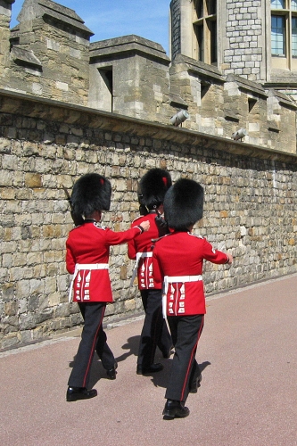 pochodující stráže v uniformách na hradě Windsor