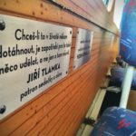 motivační nápis na dřevěném obložení ve vlaku