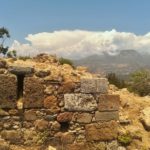 zbytky starověké akropole s pozadím hory v mracích