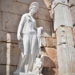 socha ženy ve starověkém rozbořeném městě
