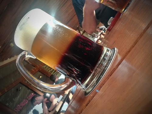 řezané pivo s pěnou načepováno ve sklenici