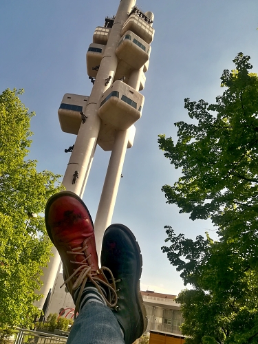 boty autora v pozadí se Žižkovskou věží