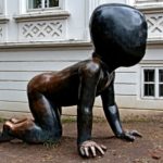 brozová socha dítěte v nadživotní velikosti od Davida Černého