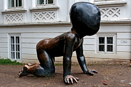 brozová socha dítěte v nadživotní velikosti od Davida Černého