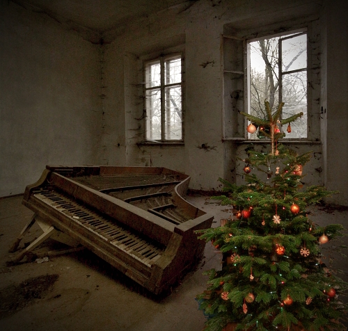 starý rozbitý opuštěný klavír v místnosti poseté pavučinami