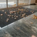 podlaha pokrytá opadaným listím